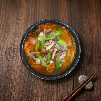 Thố lẩu bò kim chi nấm